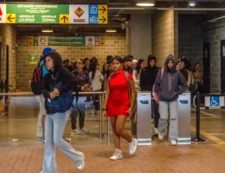 Turistas de Aruba hacen recorrido por el Megacable