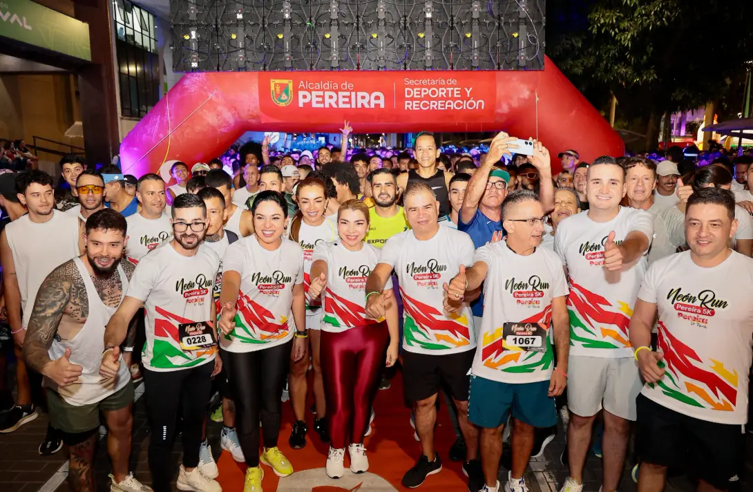 Alrededor de 5.000 participantes en la Neón Run, llenaron de color y vitalidad la noche pereirana