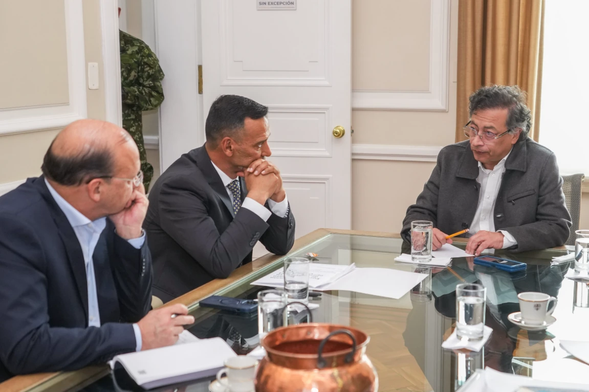 Satena presentó al presidente avances y metas del plan para fortalecer la conectividad aérea en municipios apartados del país