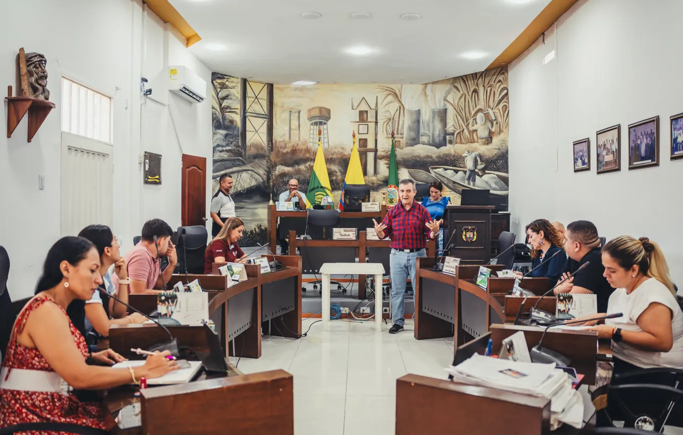 Funcionarios públicos de La Virginia recibieron capacitación en Régimen Jurídico Municipal