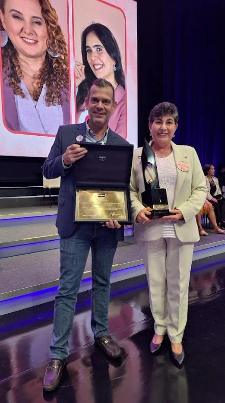 El gobernador Juan Diego Patiño Ochoa reconoce a Luz Stella de los Ríos Zapata como Mujer Cafam 2025, ejemplo de educación rural para el país