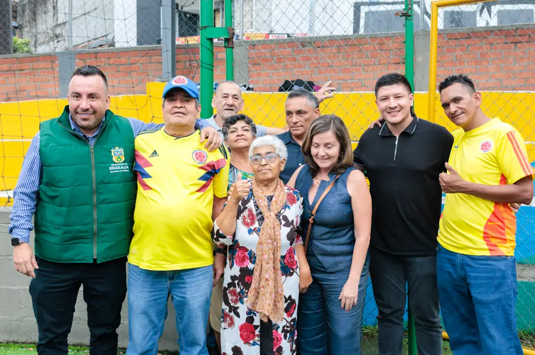 Gobernación entregó cubierta para graderías de cancha sintética de la comuna Villavicencio de Pereira