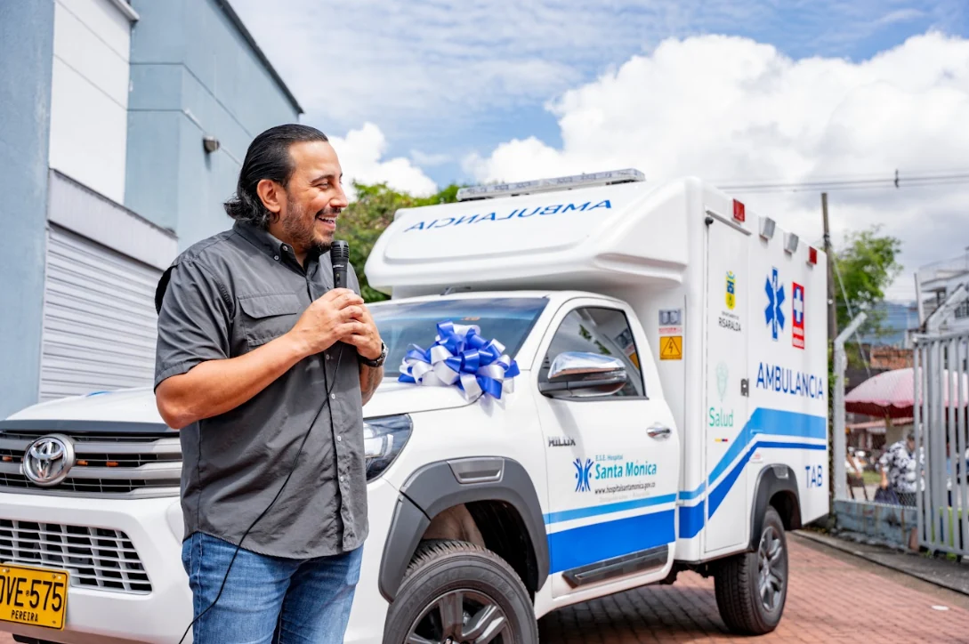 Gobernador entrega nueva ambulancia para fortalecer la atención en salud en Dosquebradas