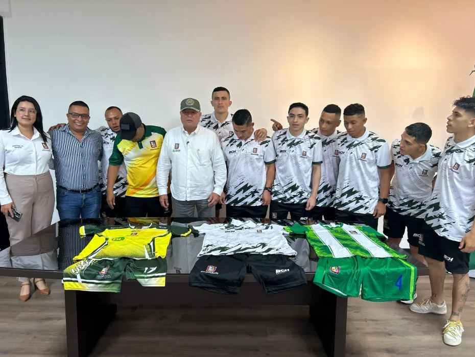 Con la entrega del uniforme dosquebradense, el Alcalde Roberto Jiménez da la bienvenida al torneo nacional de fútbol de salón