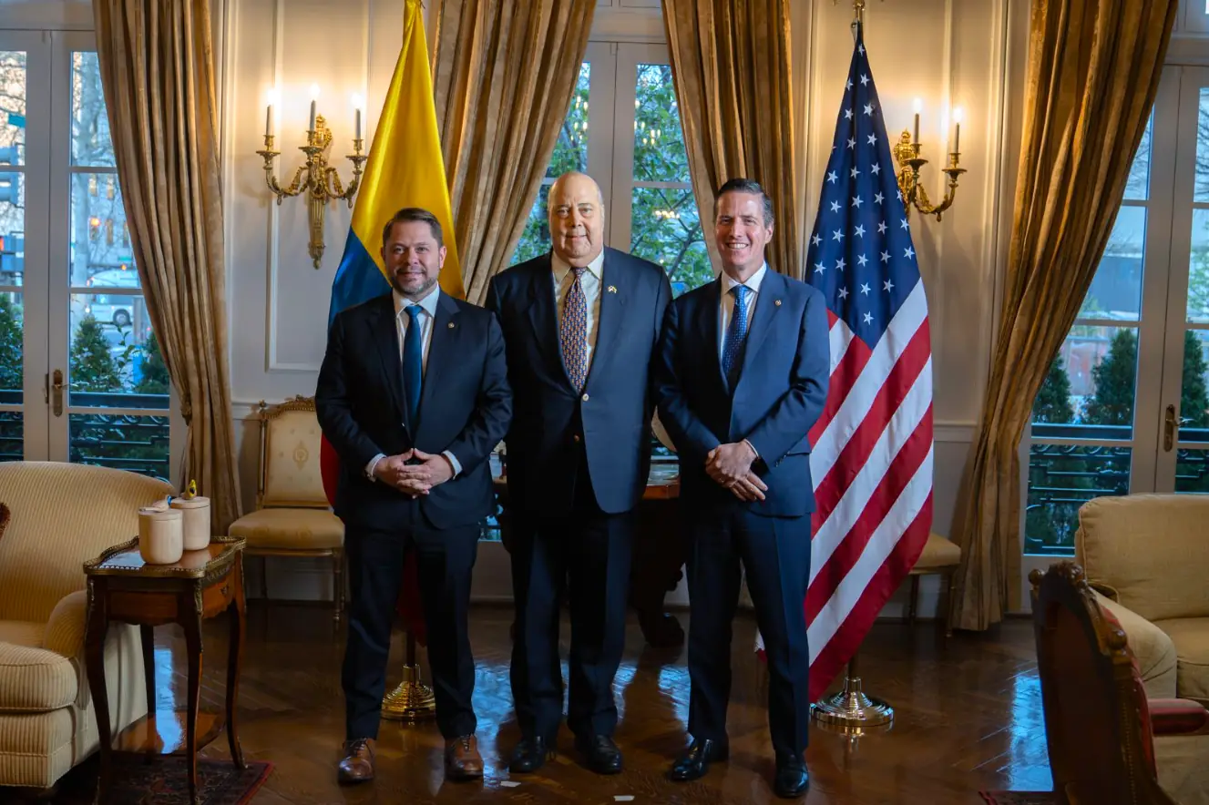 En celebración de la relación bilateral, la Embajada de Colombia en Washington rindió homenaje a los senadores Rubén Gallego y Bernie Moreno por su histórica elección al Senado de Estados Unidos.