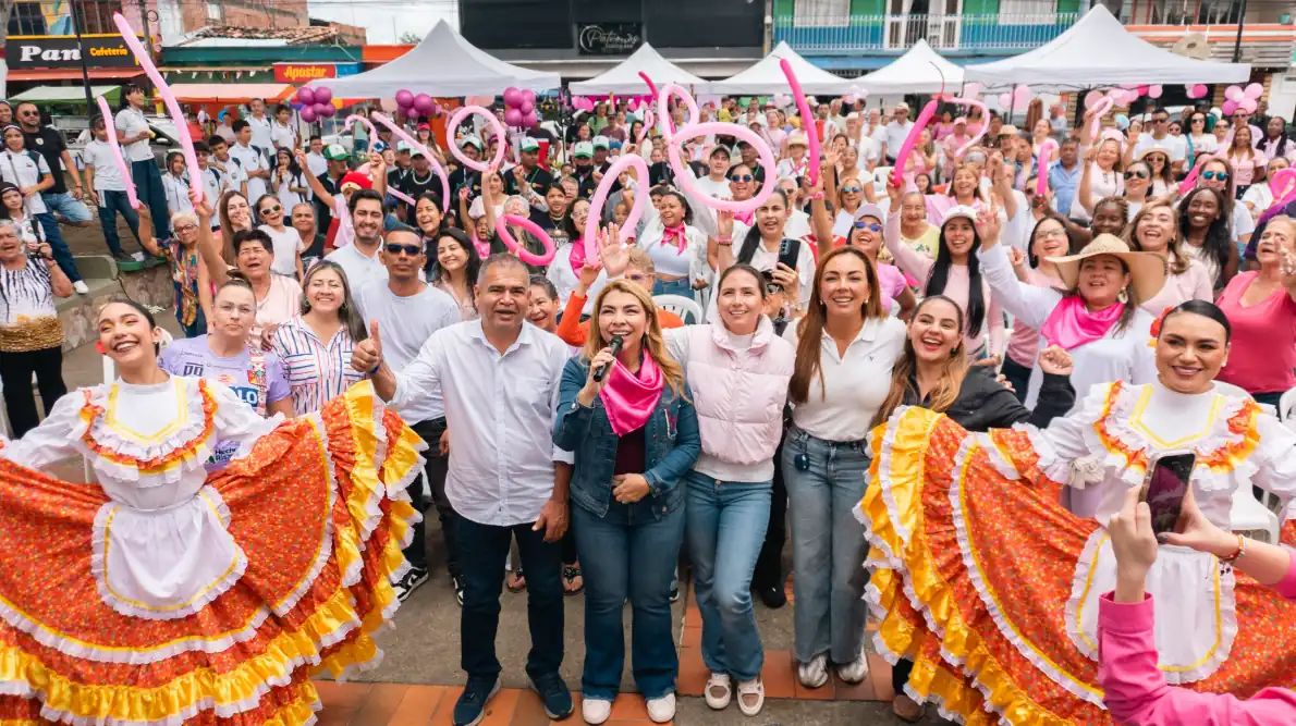 La Fiesta Rosa, ‘pintó’ de color y empoderó a las mujeres de Arabia