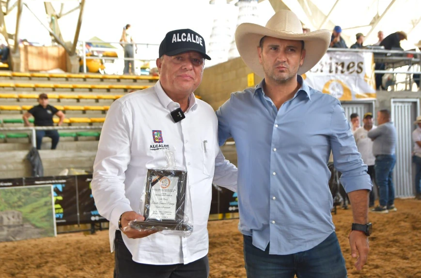 Alcalde Roberto Jiménez recibió reconocimiento por su impulso al turismo deportivo en Dosquebradas