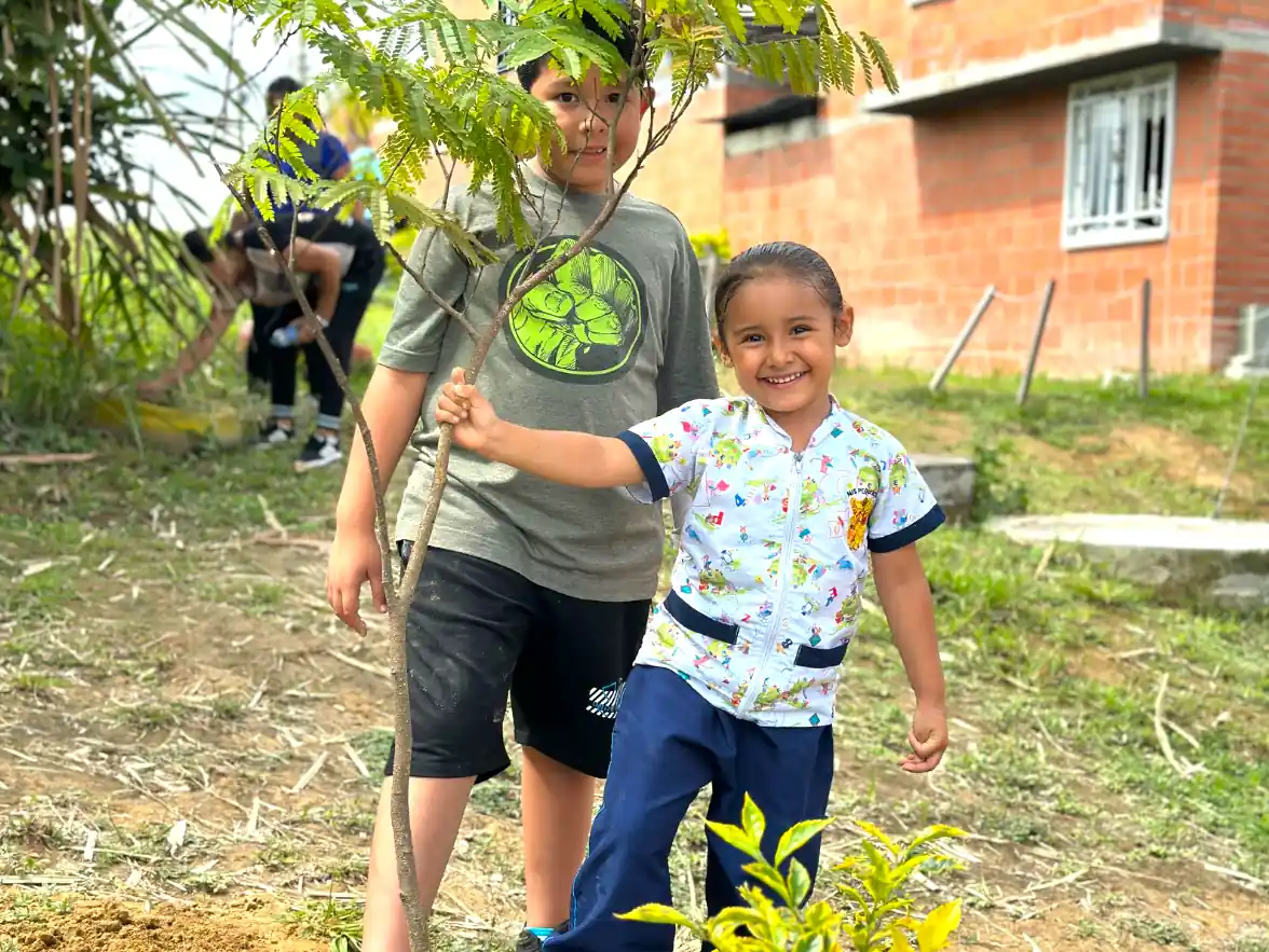Con Sembratón en la comuna El Oso, Secretaría de Planeación de Pereira celebró el Día Mundial del Árbol