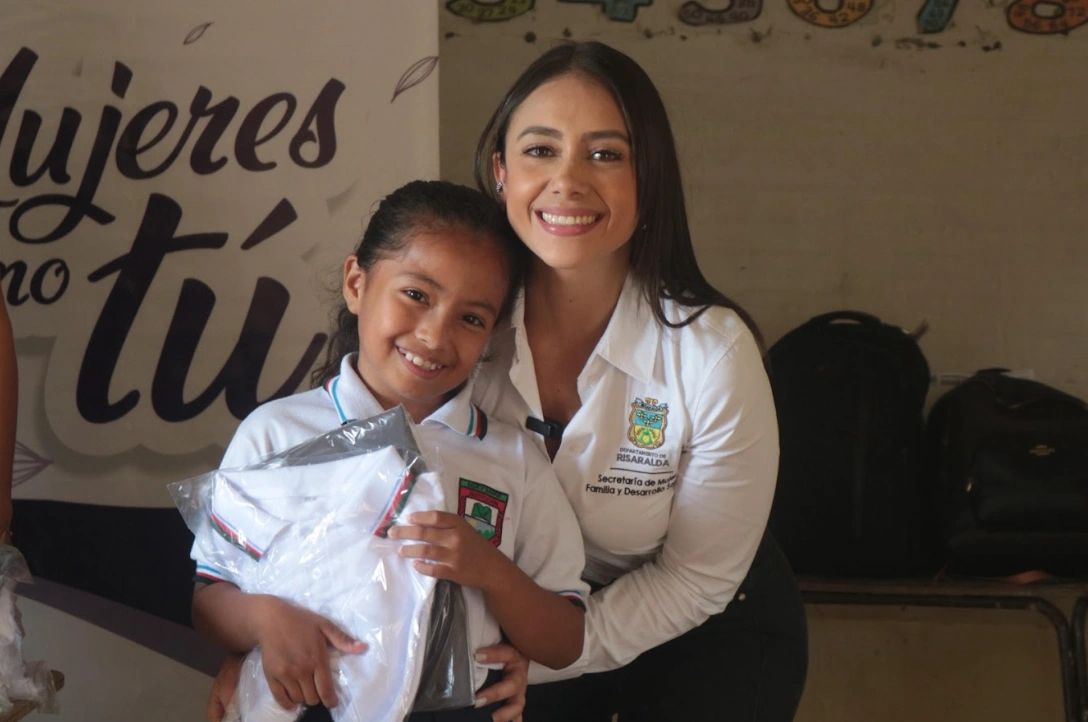 Uniformes que transforman vidas: uniendo manos por la niñez de Risaralda