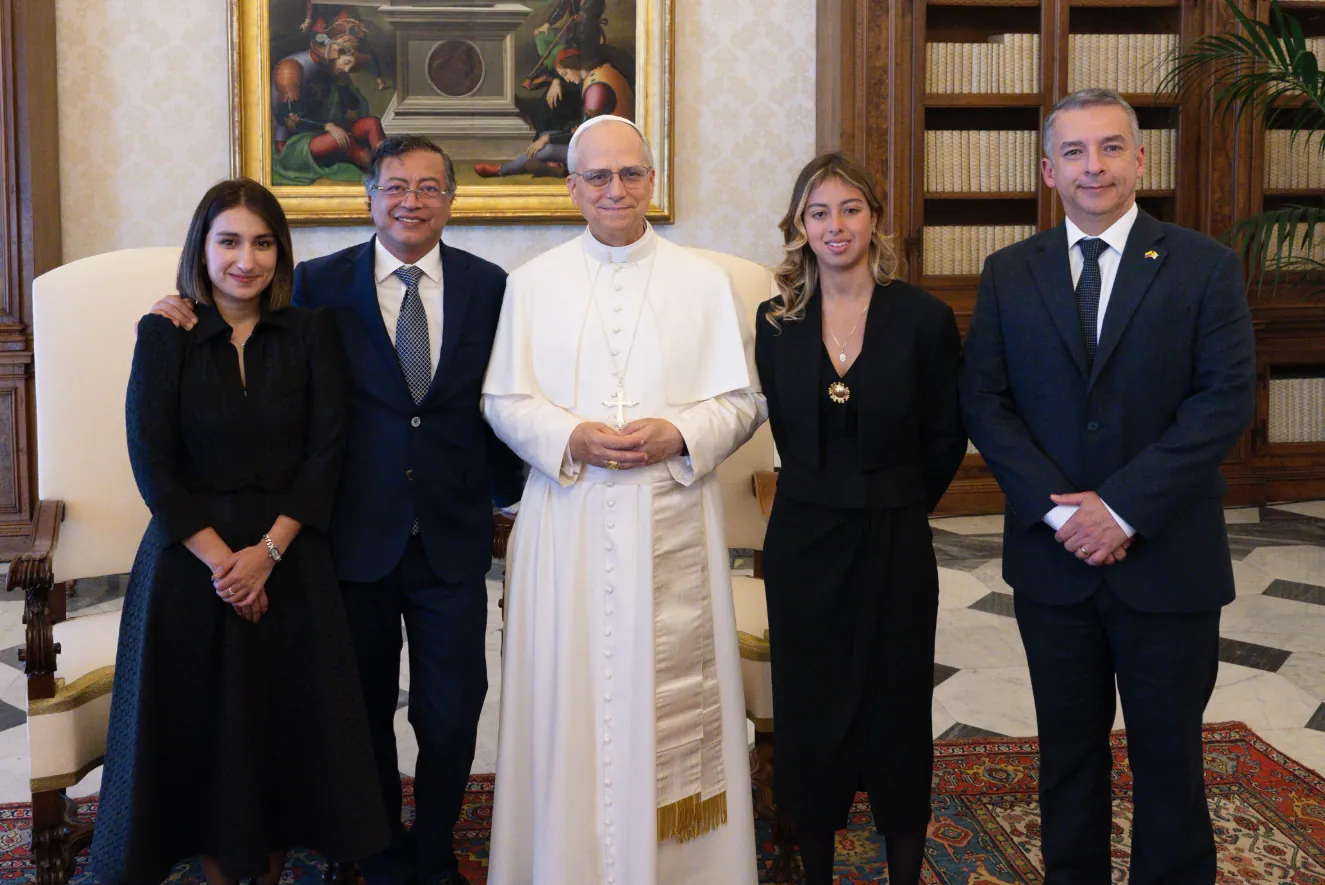 Presidente y Canciller de Colombia se reúnen con el Papa León XIV en el Vaticano y le extienden una invitación a visitar Colombia
