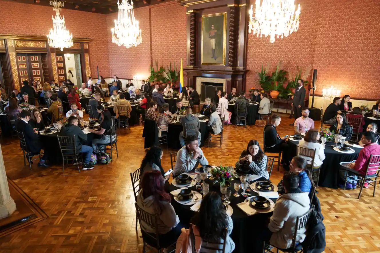 En el marco de sus primeros 100 días como Canciller, Laura Sarabia invita a 100 colombianos deportados de Estados Unidos al Palacio de San Carlos