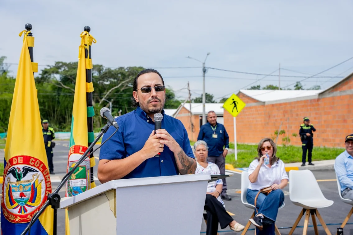 Gobernador entregó 170 viviendas nuevas para reubicar familias en alto riesgo de La Virginia