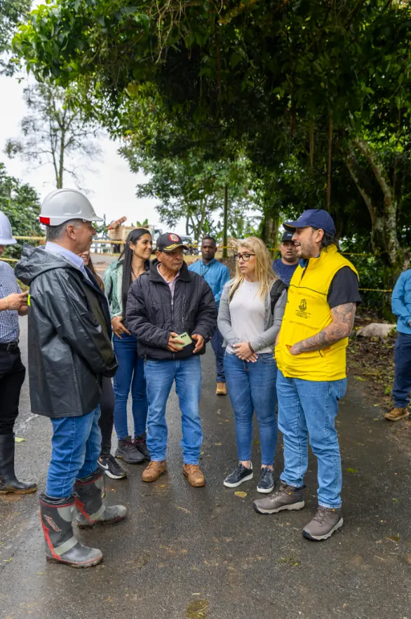 Gobernador Juan Diego Patiño atiende emergencia vial en La Quiebra, entre Cachipay y Balboa
