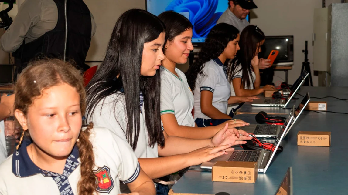 Más de $6.000 millones en mejoramiento de aprendizaje y dotación para colegios de Alvarado (Tolima)