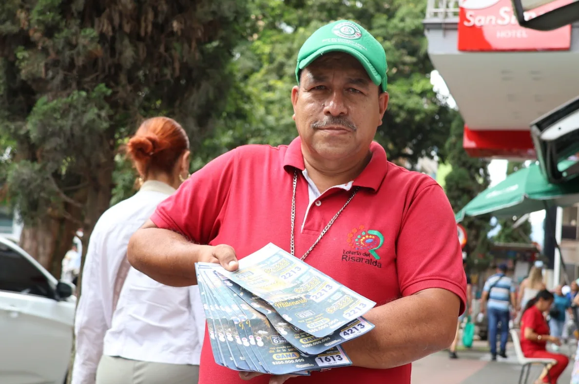 Un lotero movido por la fe que está presto a dar un consejo para transitar por el buen camino
