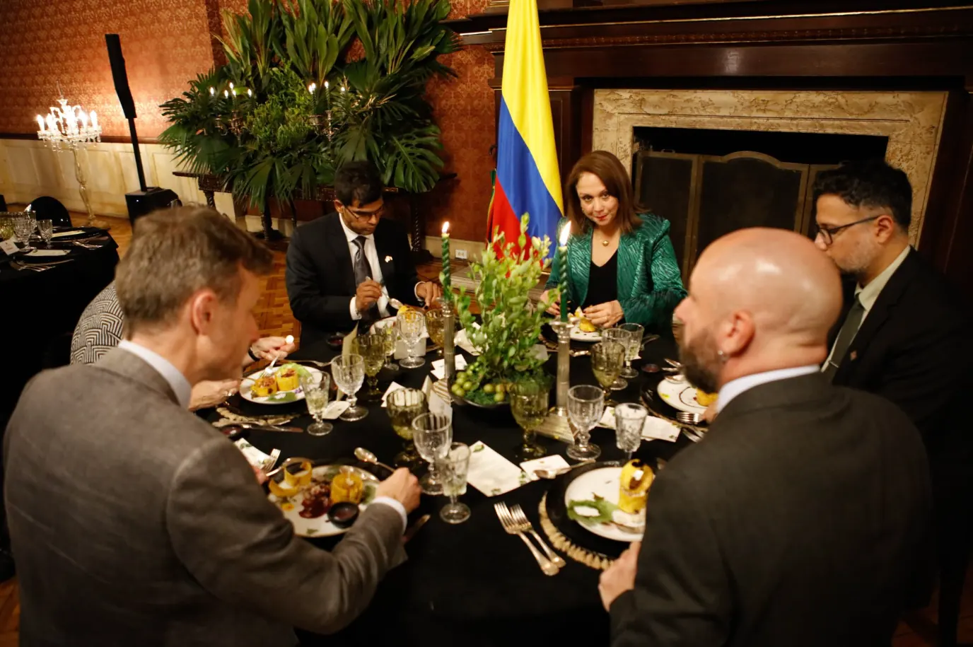 Canciller de Colombia organiza experiencia gastronómica con el cuerpo diplomático para resignificar la hoja de coca