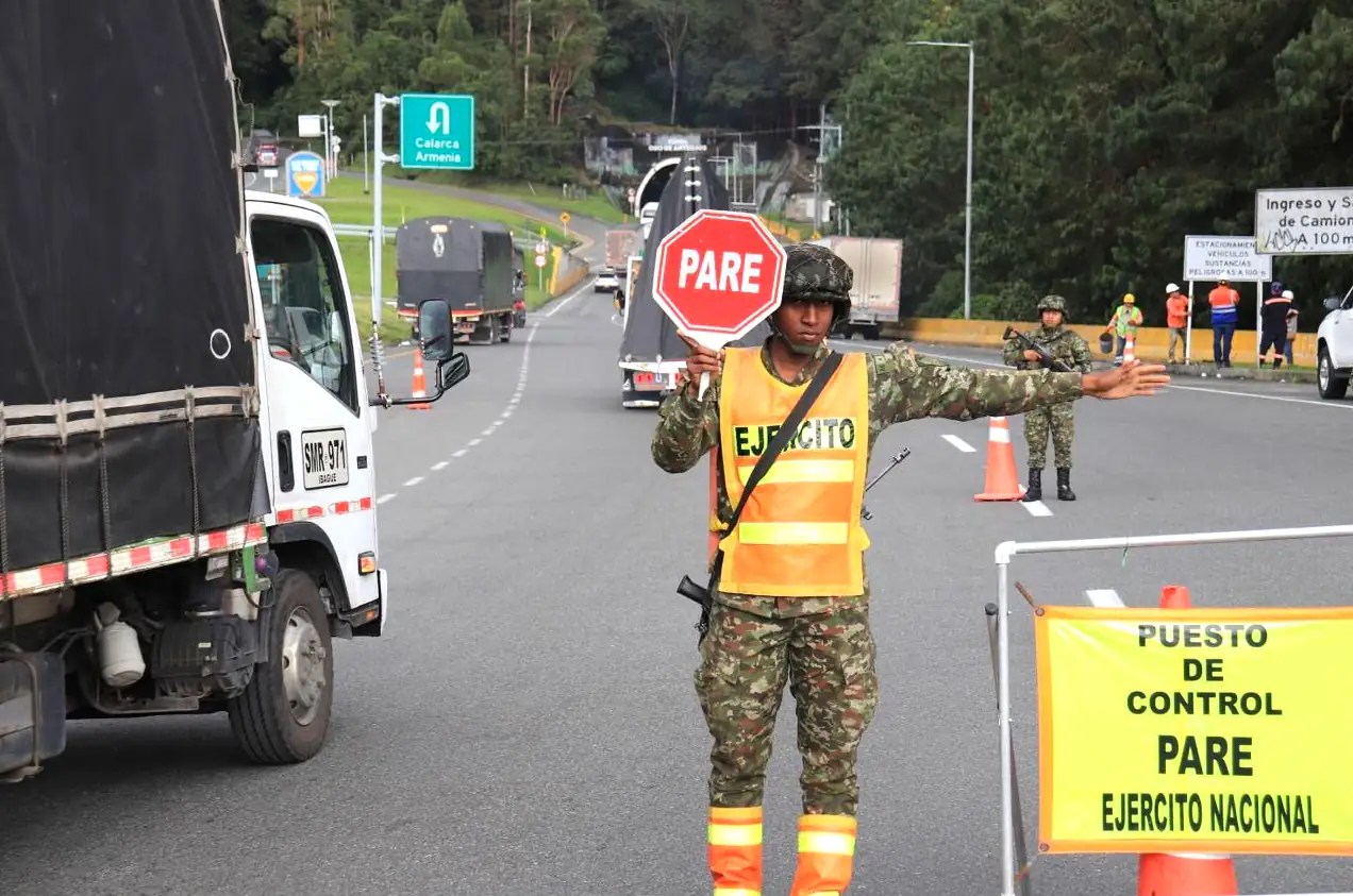 En este puente festivo, la Octava Brigada vela por su seguridad en las vías del Eje Cafetero