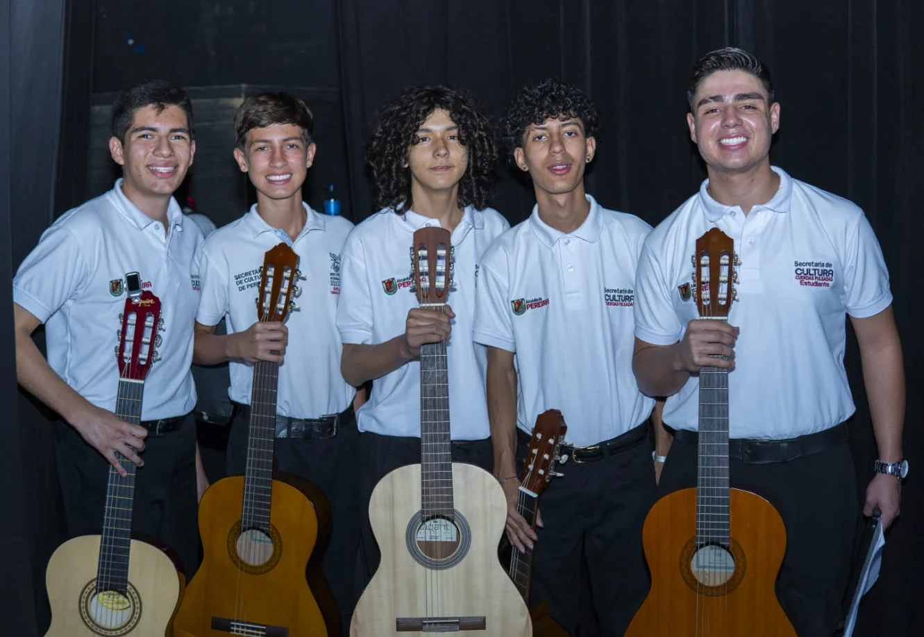 La muestra de la escuela de formación de cuerdas pulsadas en el Teatro Santiago Londoño, se vivió con talento y emoción