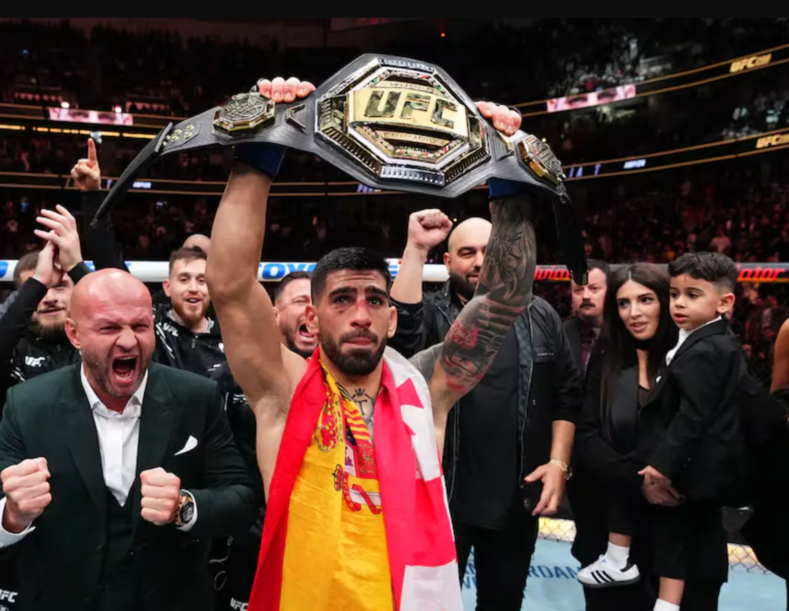 Ilia Topuria fulmina a Charles Oliveira y se corona campeón mundial del peso ligero en UFC 317