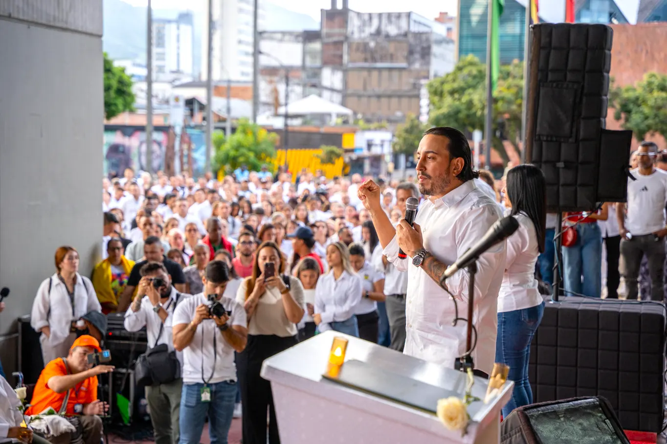 Con velas, verdad y esperanza, Juan Diego Patiño pidió unir al país desde las regiones
