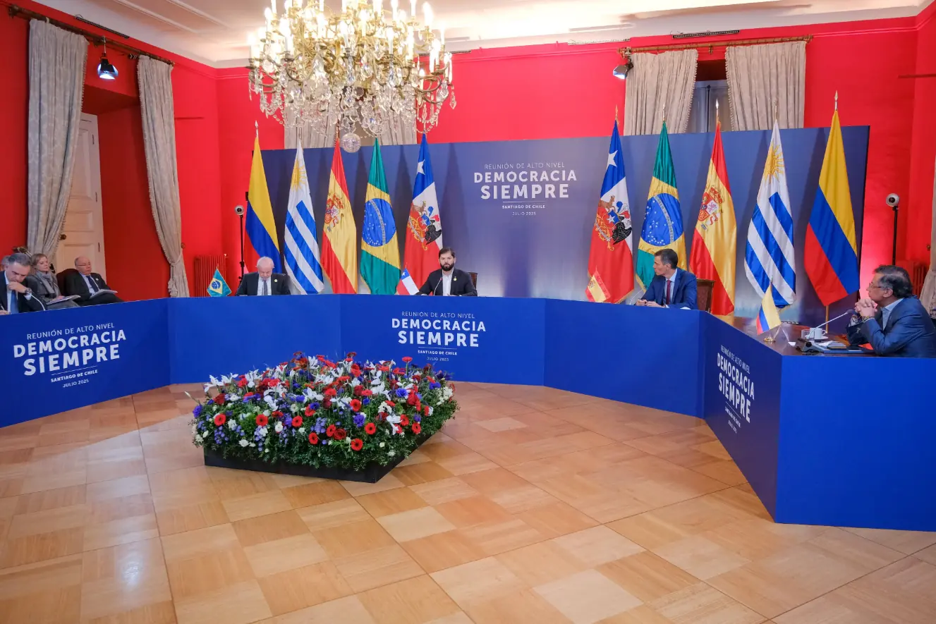 “Tarea común, combatir la desinformación”: acuerdo de los cinco presidentes en Chile, Democracia Siempre