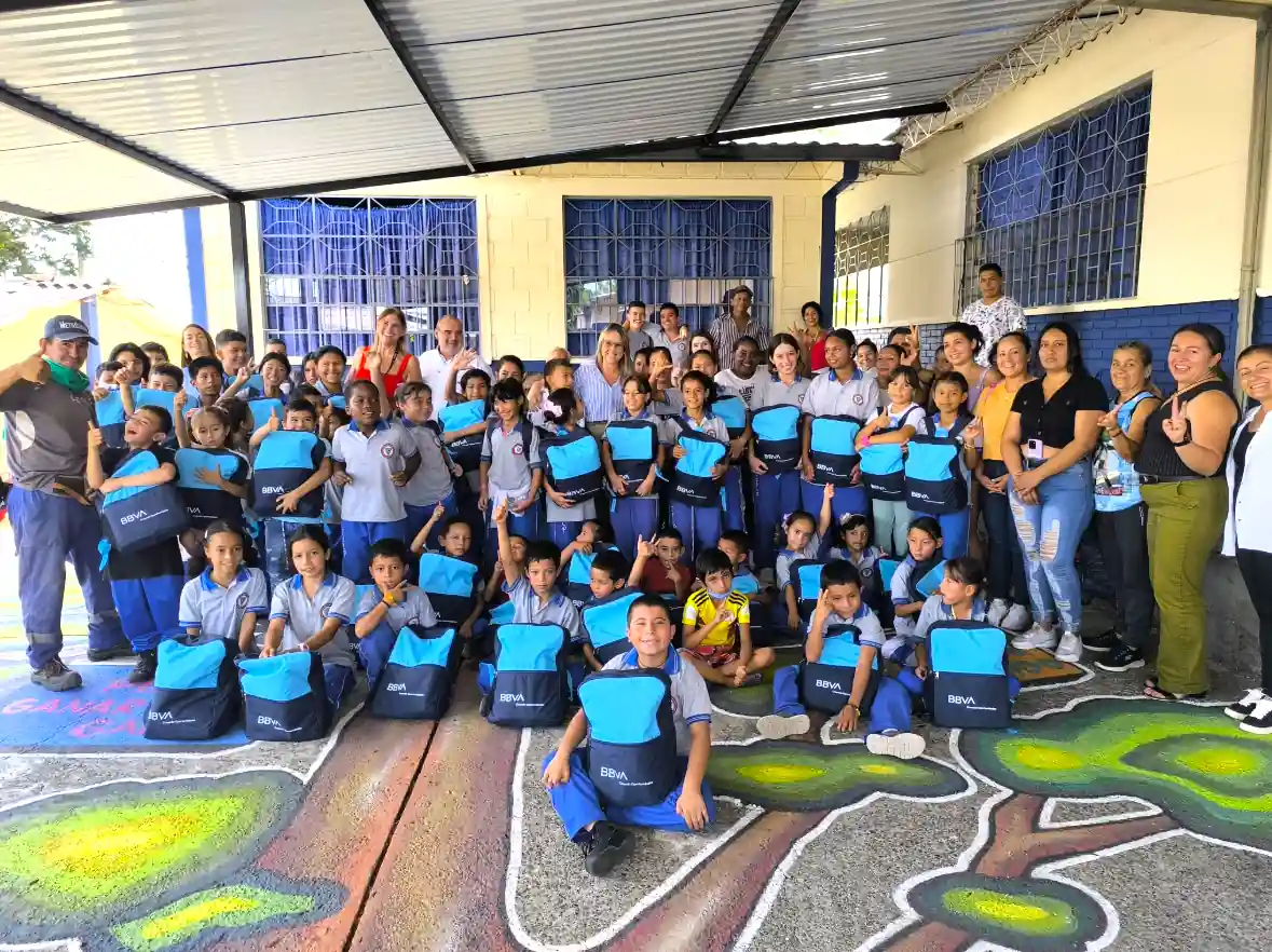 Alcaldía de Pereira en alianza con el BBVA, llevaron alegría a estudiantes de La Palmilla con la entrega de 50 kits escolares