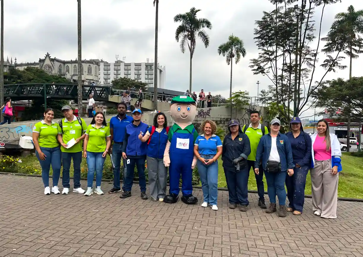 Alcaldía de Pereira lideró jornada de limpieza y embellecimiento en la plazoleta Ciudad Victoria
