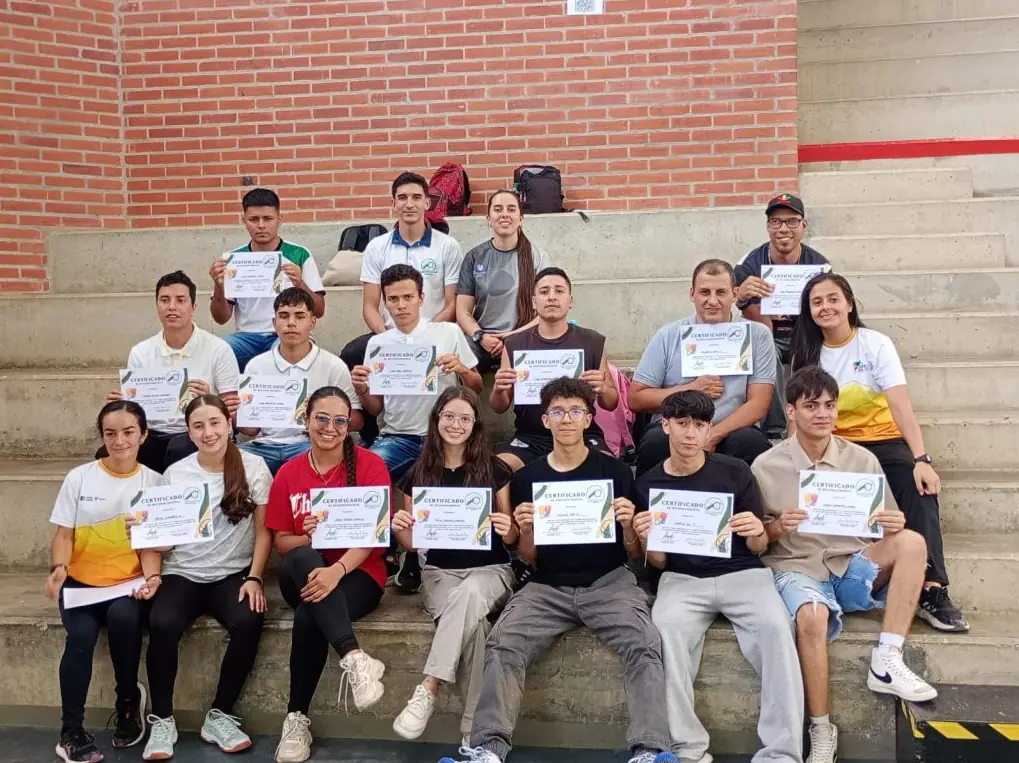 Beneficiarios del PAD participan por primera vez en curso de arbitraje de voleibol en Risaralda.