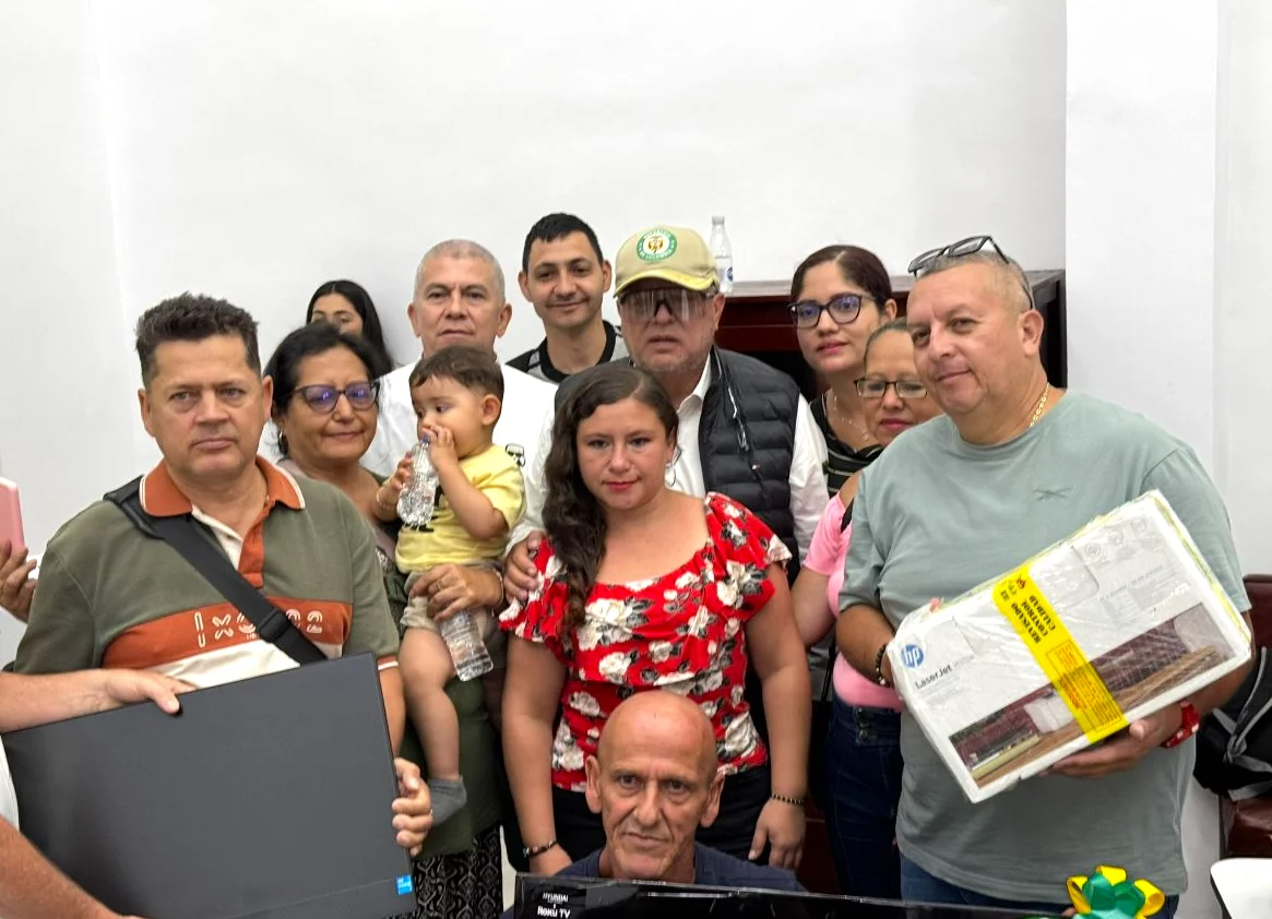 Alcaldía de Dosquebradas entrega dotación tecnológica y mobiliaria por $500 millones a través del Presupuesto Participativo