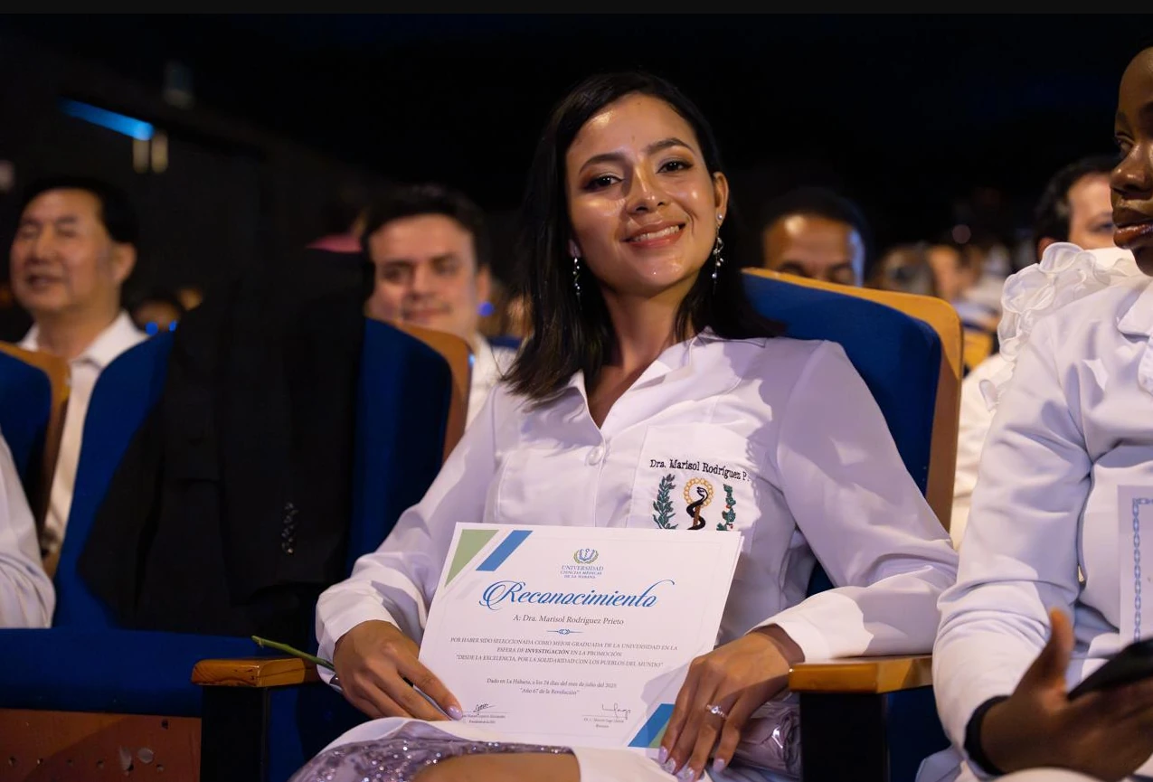 Canciller (e) acompaña graduación de 165 médicos becados en Cuba en el marco del Acuerdo de Paz