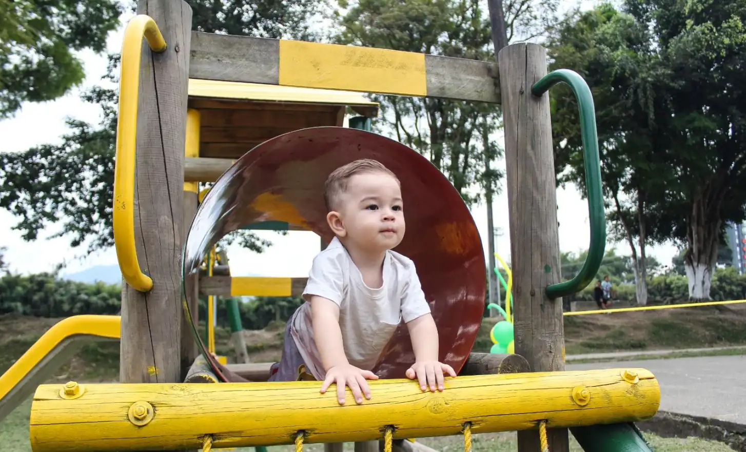 La maratón ‘Obras que transforman’, llegó hasta los lagos de La Pradera, para entregar a los niños juegos y una piscina de arena