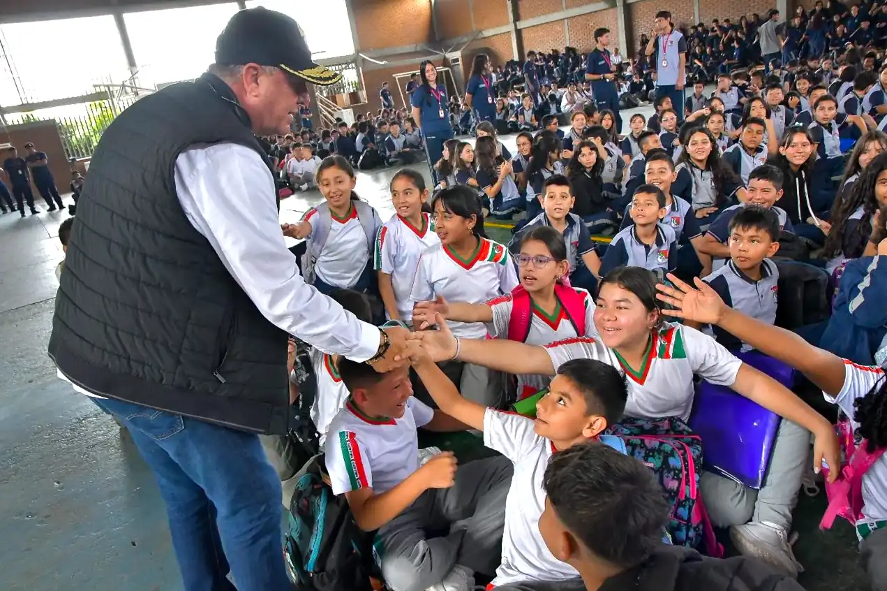 Con aulas inteligentes, el alcalde Roberto Jiménez transformará la educación en Dosquebradas