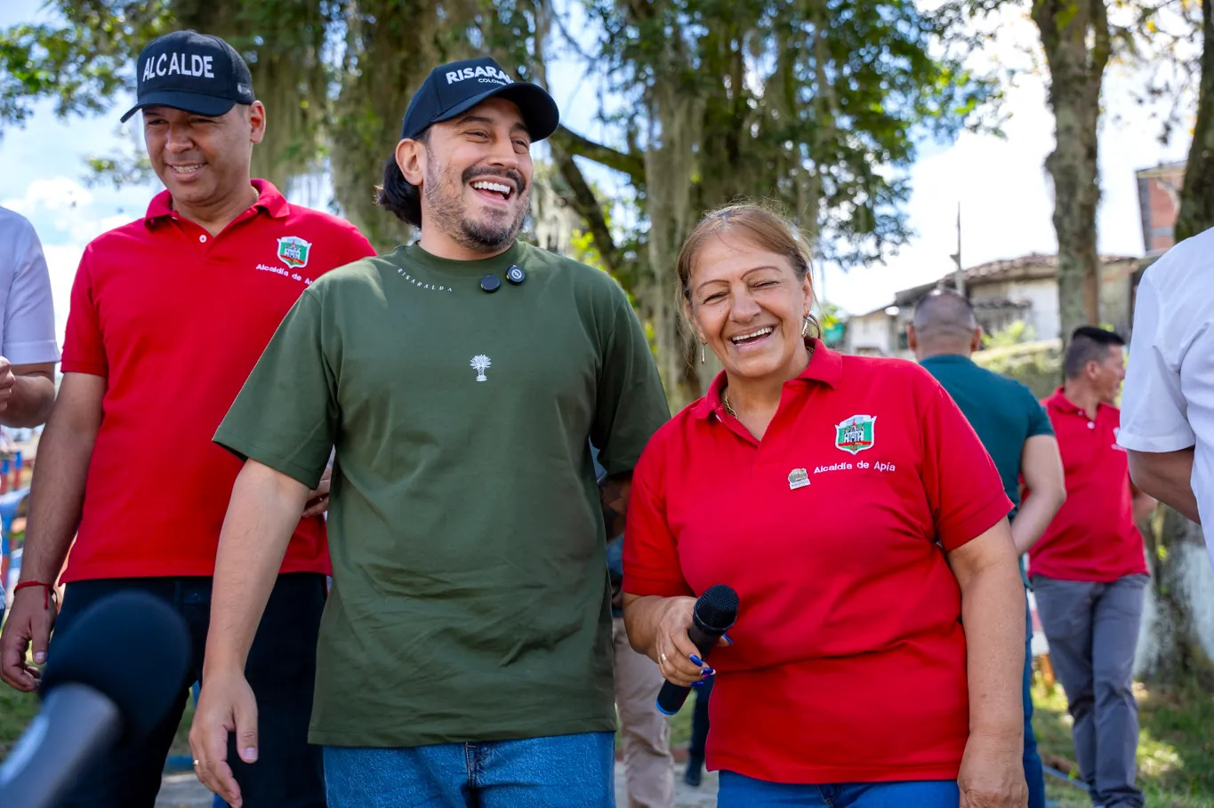 Gobernación de Risaralda y Alcaldía de Apía entregan bus universitario y ambulancia 4×4 para fortalecer educación y salud en el municipio