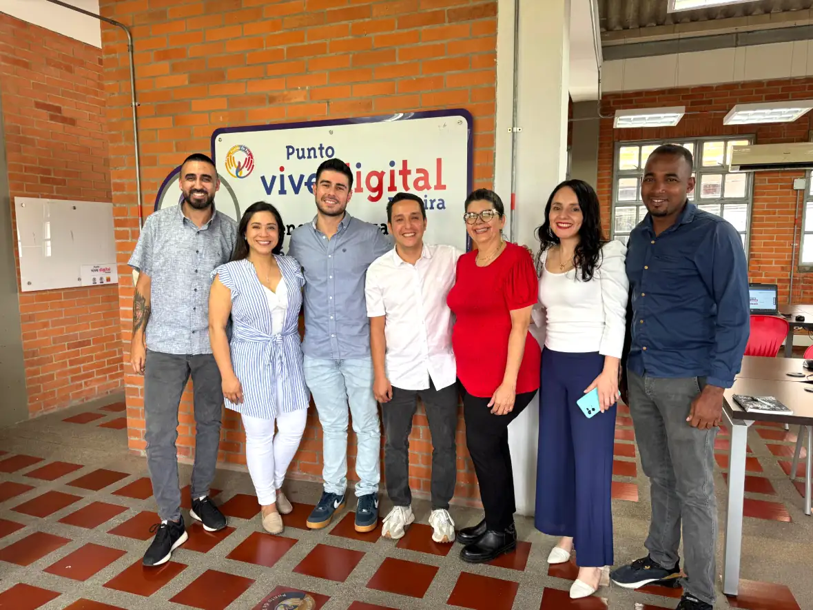 Habitantes de la comuna Consota, se capacitan en el uso de IA y herramientas ofimáticas en el Punto Vive Digital