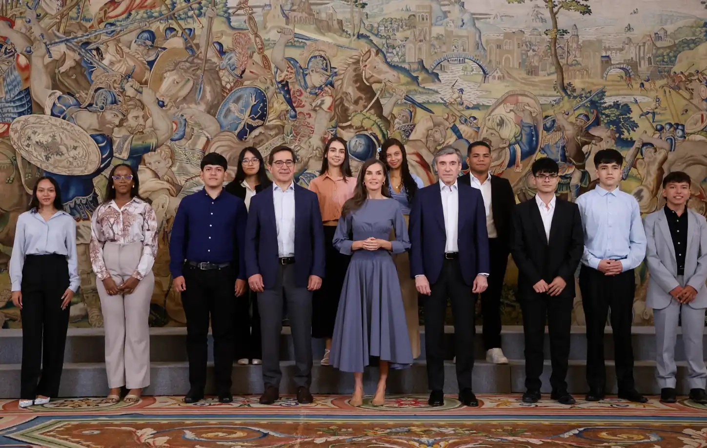 La reina recibe a diez jóvenes de Colombia y Perú becados por Fundación Microfinanzas BBVA