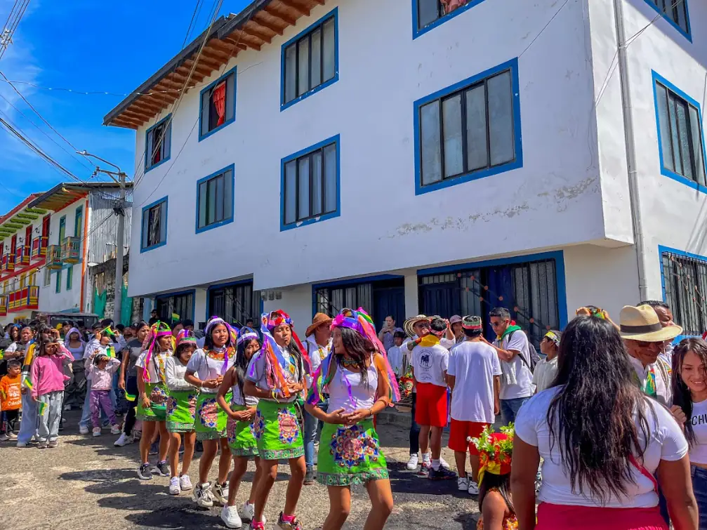 Con el desfile de la Identidad Marsellesa comenzó la celebración de los 165 años del municipio Verde de Colombia