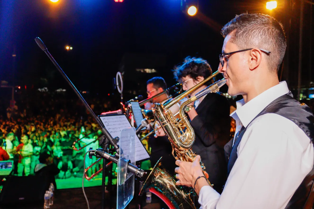 Con un poderoso espectáculo en vivo, la orquesta ‘La Pipol’, se robó el corazón del público en ‘Salsa en mi Parque’