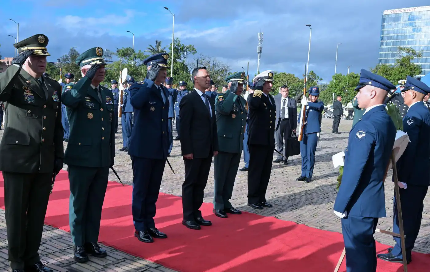 Hasta el 20 de julio, banderas a media asta para honrar a los héroes de la patria