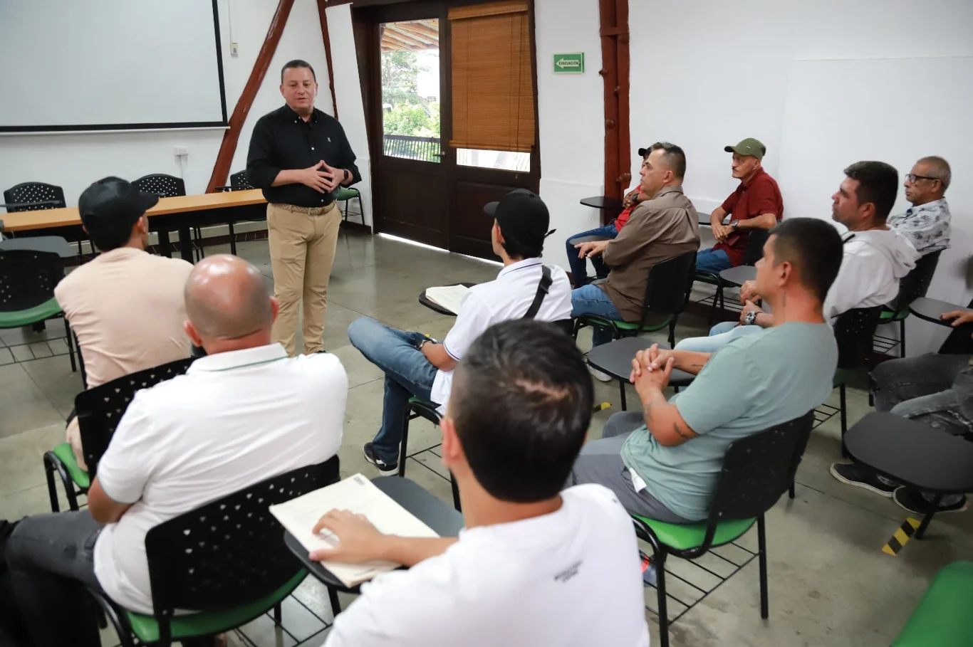 El director Julio César Gómez, llama la atención a los infractores ambientales