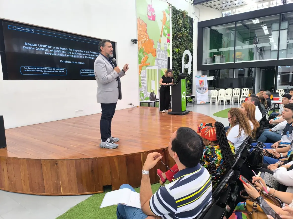 Personeros y contralores estudiantiles de Pereira se capacitan en delitos cibernéticos y gobierno escolar