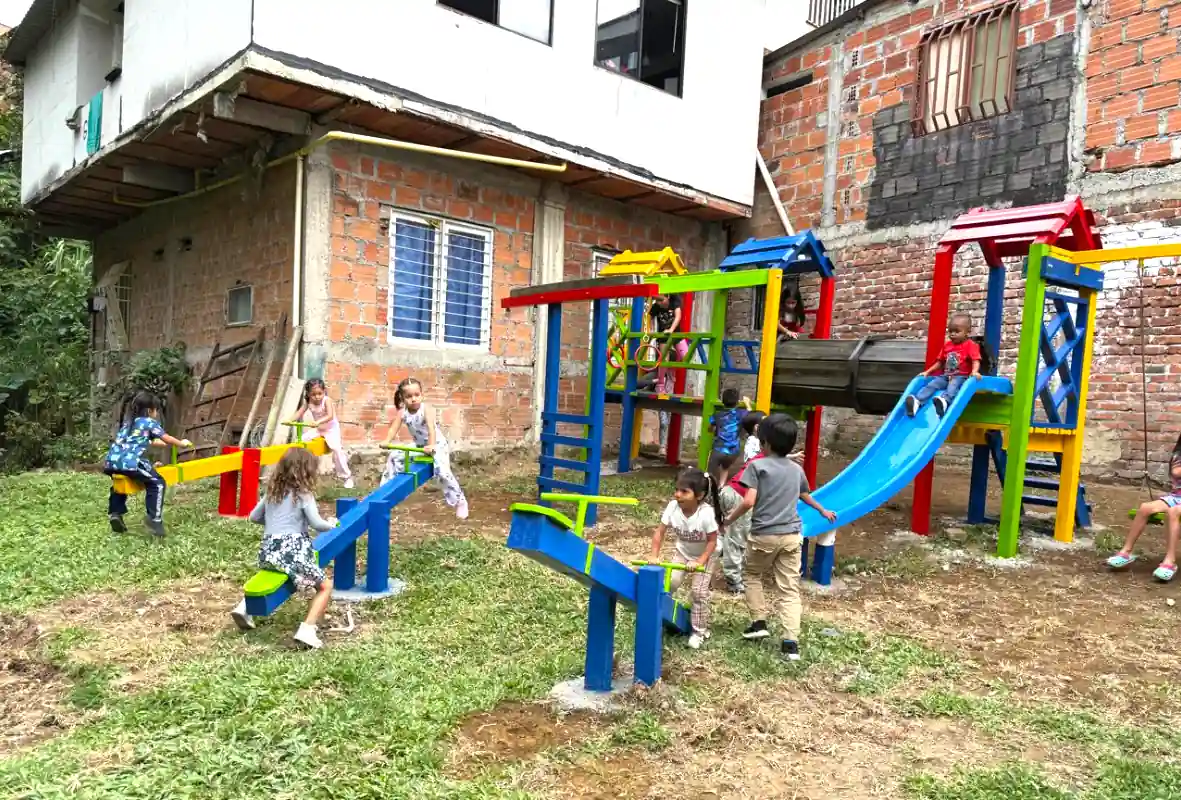 La Alcaldía de Pereira sigue llevando alegría a las comunidades con nuevos juegos infantiles