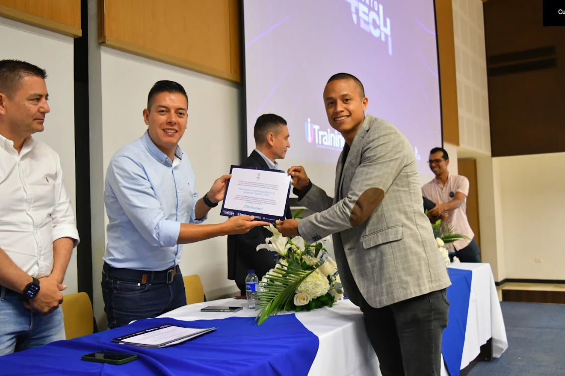 La Gobernación de Risaralda celebra la graduación de 332 jóvenes en el bootcamp de TalentoTech
