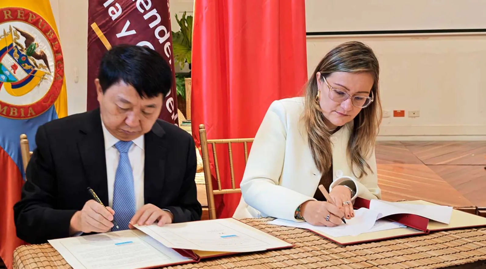 Colombia y China firman nuevo memorando de entendimiento en el marco de la Ruta de la Seda