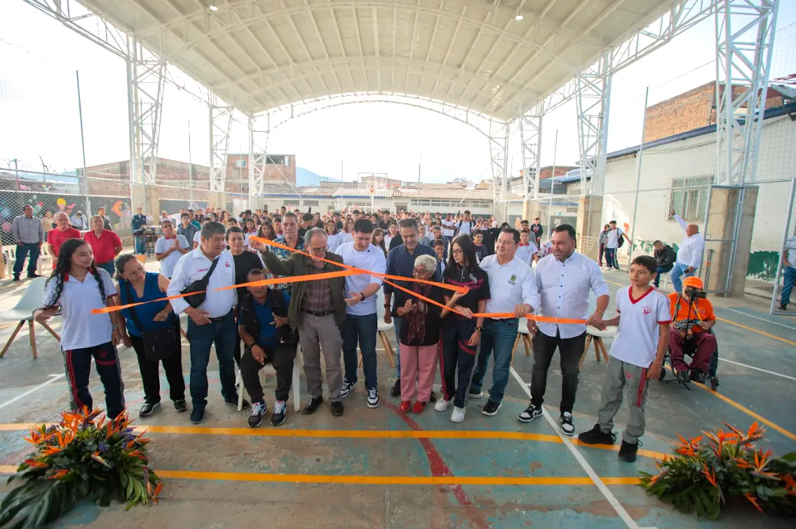 Gobernación de Risaralda entregó cubierta para cancha de institución educativa en Pereira