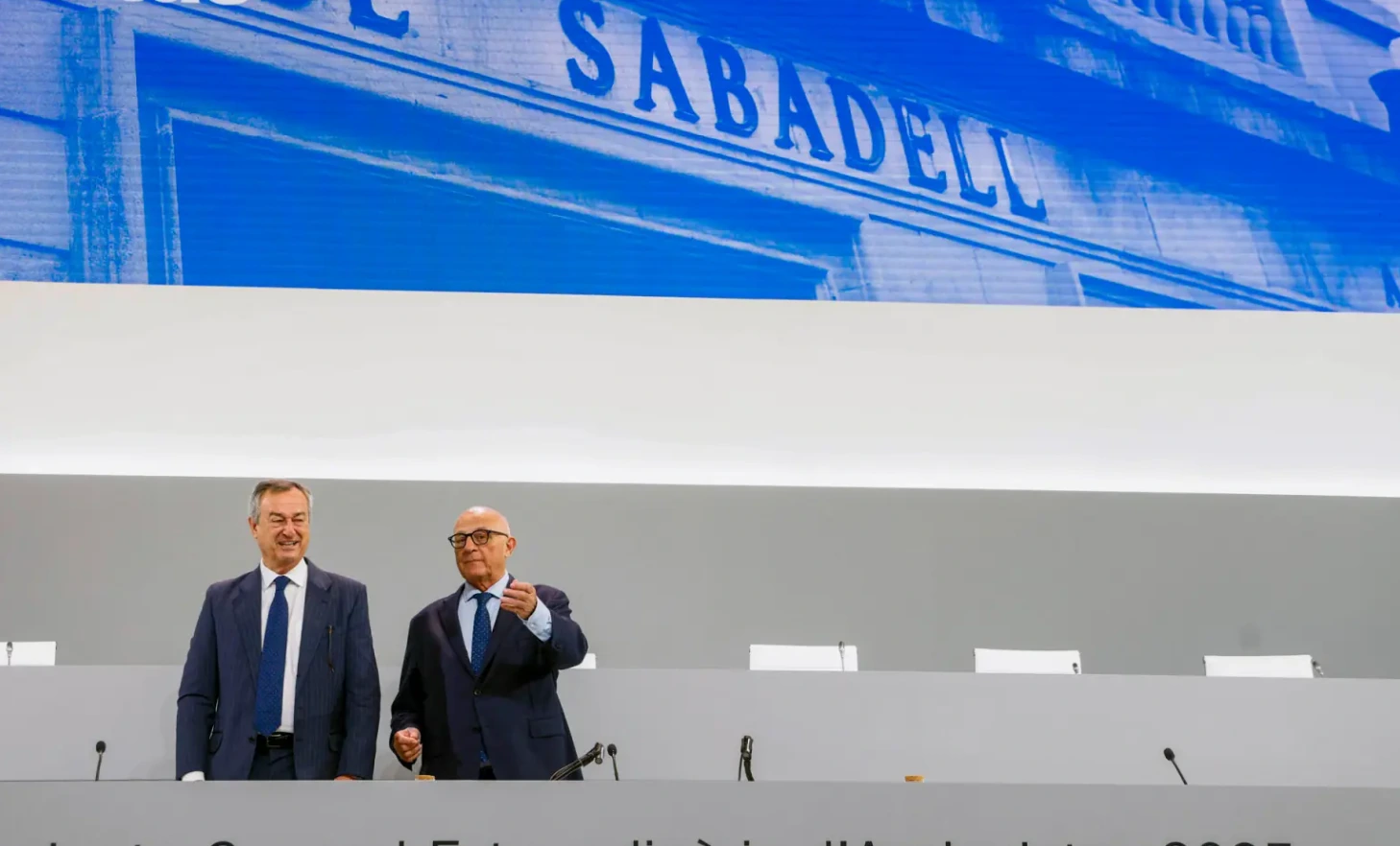 Los accionistas del Sabadell dan luz verde a la venta de TSB al Santander