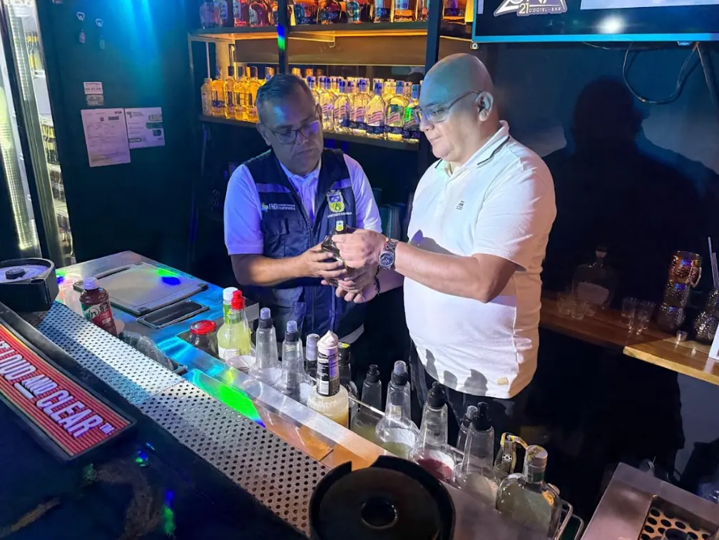 Un cóctel tradicional también tiene que cumplir con la estampilla legal y debe prepararse en tiempo real