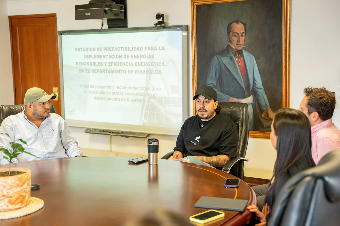 Gobernador de Risaralda lidera plan para integrar energía solar en nuevos proyectos habitacionales