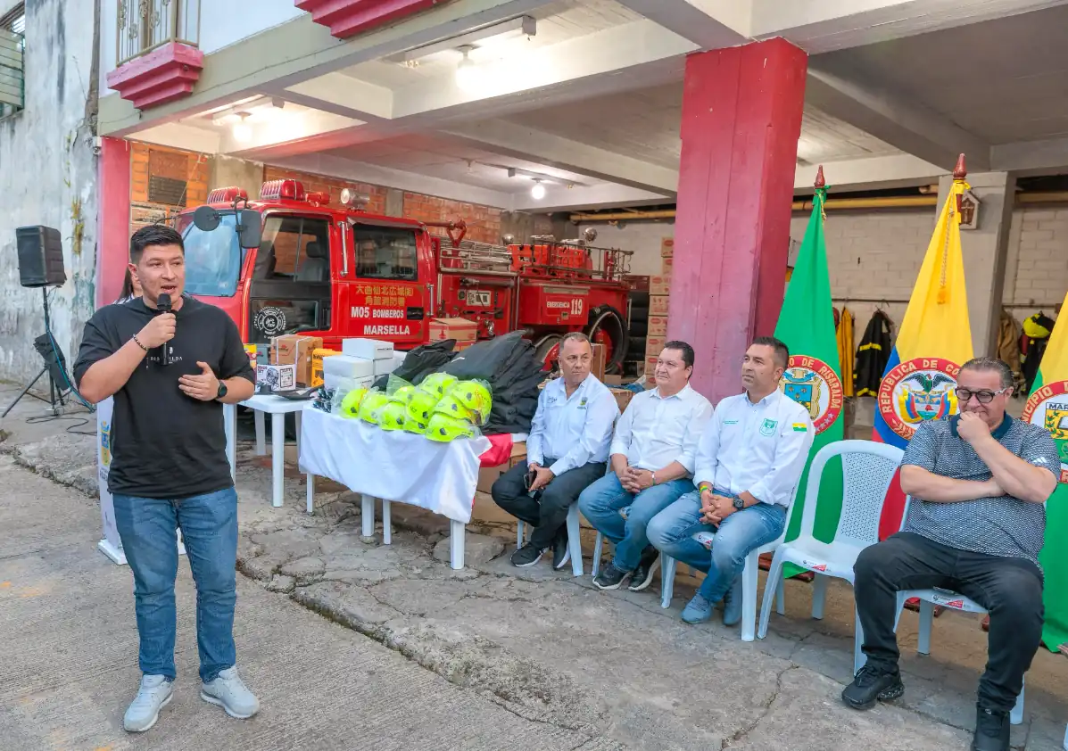 Bomberos y Juntas de Acción Comunal de Marsella recibieron dotación y una camioneta por parte de la Gobernación de Risaralda