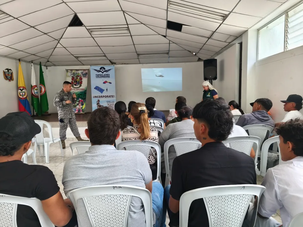 Gobernación de Risaralda y Fuerzas Militares orientan a estudiantes sobre servicio y carreras militares