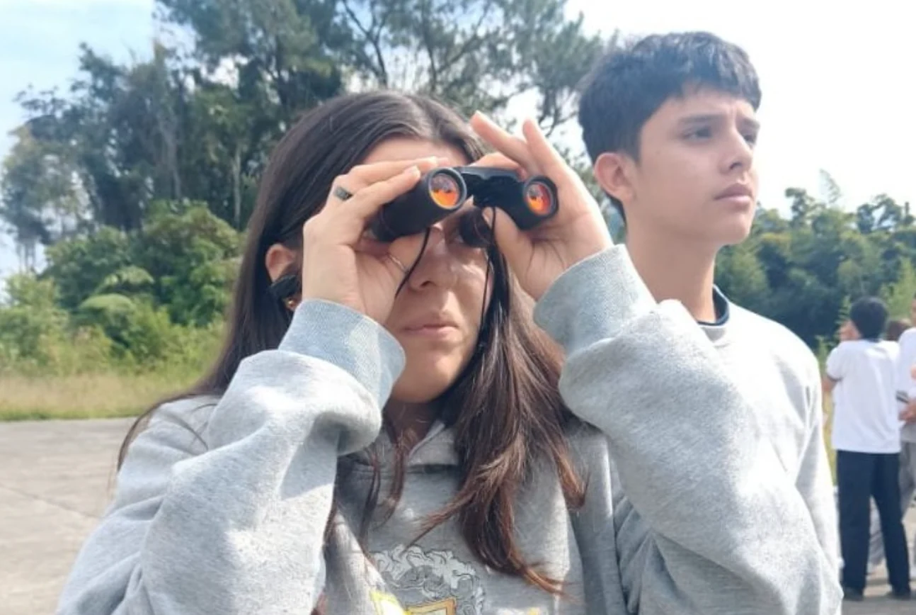Santa Rosa de Cabal celebró jornada educativa de avistamiento de aves con estudiantes del colegio Francisco José de Caldas